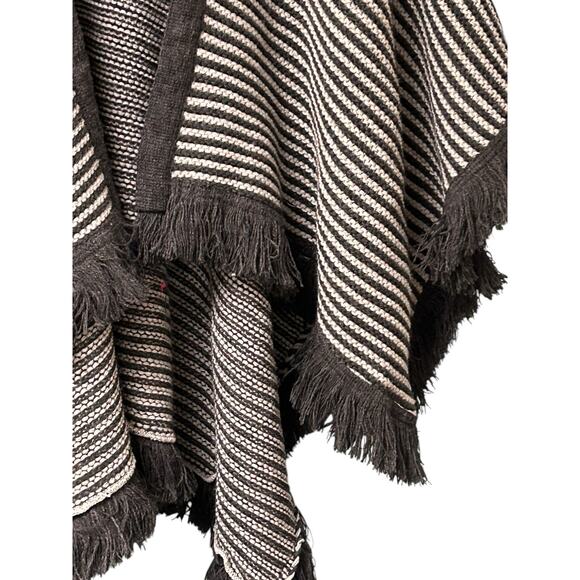 EYEFUL Beige Gray Print Shawl Wrap Scarf Fringe NYC Boutique Boho Chic - Picture 8 of 9